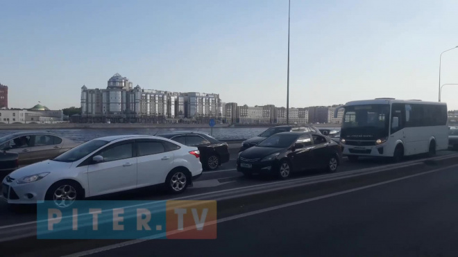 Вечерний Петербург сковали пробки из-за ПМЭФ