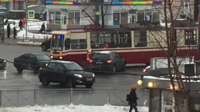 В Петербурге легковушка въехала в трамвай