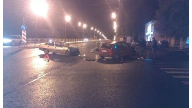 На проспекте Луначарского "Лада Приора" сильно ударила две припаркованные иномарки