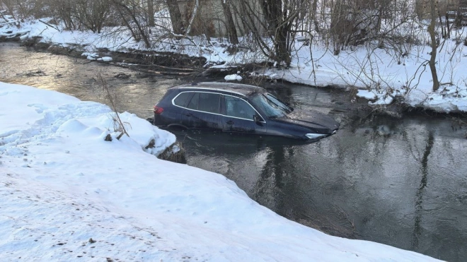 BMW упал в реку Стрелку в Ломоносовском районе