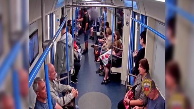 Нападение на пассажиров московского метро с газовым баллончиком попало на видео