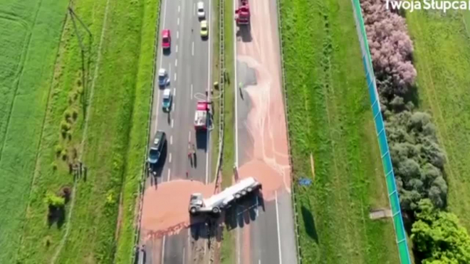 Шоколадные реки парализовали движение в Польше