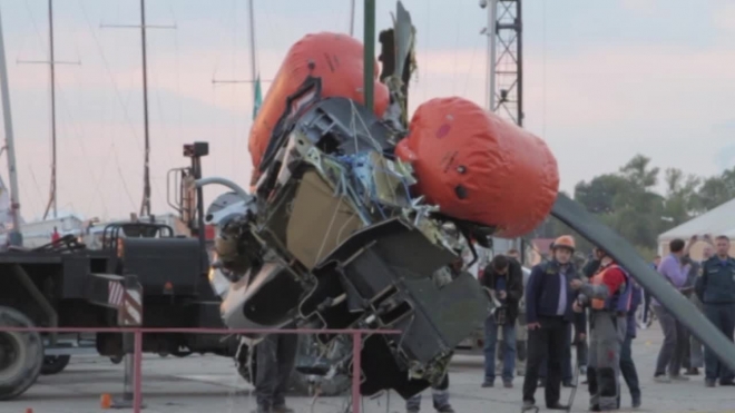 В Петербурге подняли из Финского залива вертолет, упавший 19 сентября