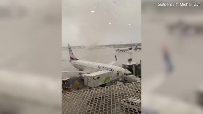 В сети появилось видео, где торнадо в Турции перевернуло автобус с туристами и поломало самолет 