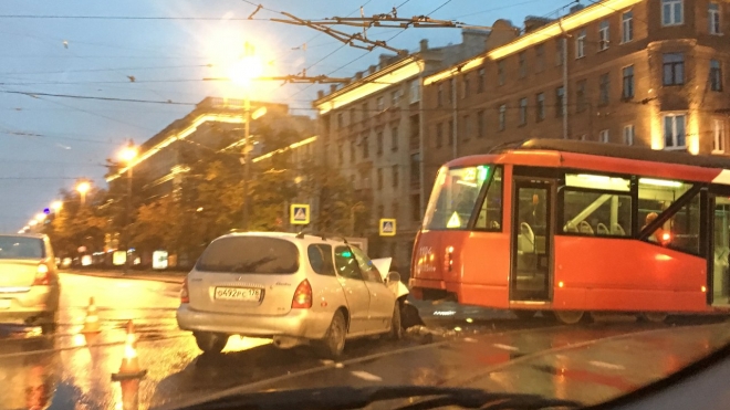 Иномарка протаранила трамвай на Московском: трое в больнице, один в тяжелом состоянии