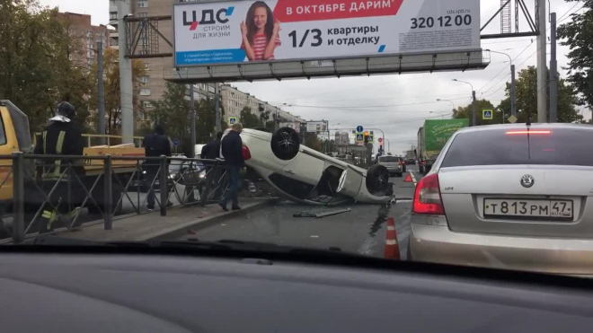 Видео: После массового ДТП на Пискаревском перевернулись две машины