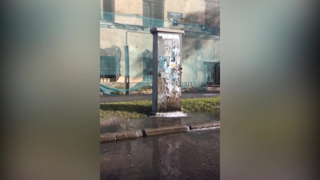 "Водоканал" прокомментировал прорыв на Прилукской улице: вода течет не из щитка