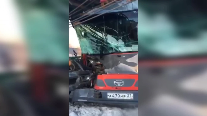 Автокран протаранил автобус с пассажирами в Хабаровске