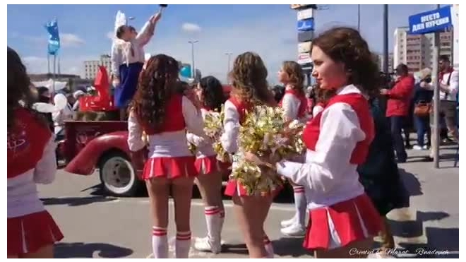 Горячее видео из Тюмени: полуголые девушки возглавили первомайское шествие