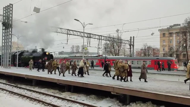 На Финляндском вокзале представили реконструкцию встречи поезда жителями блокадного Ленинграда