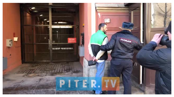 Появилось видео задержания петербуржца, кинувшего чашку с кофе в Генконсульство США