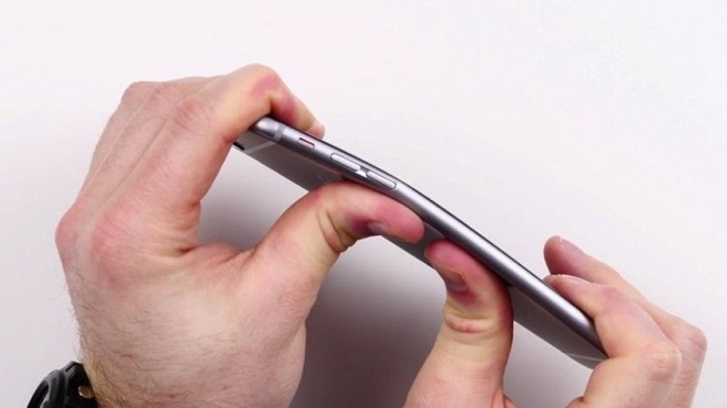 Проведен стресс-тест iPhone 6 Plus на сгиб: корпус легко деформируется