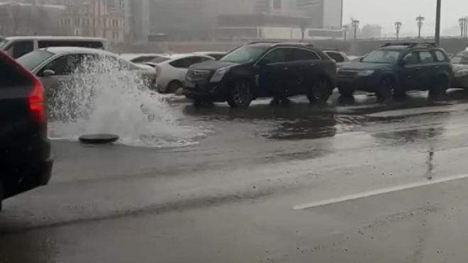 Видео: движение по Петроградской набережной восстановлено после прорыва трубы