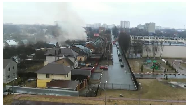 Очевидец снял горящий дом в Домодедово