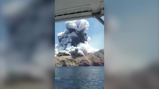 В Новой Зеландии началось извержение вулкана: погибли пять человек 