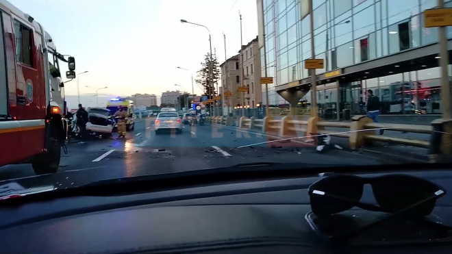На Выборгской набережной автомобиль такси въехал в мотоциклиста