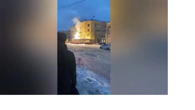 Трамвай чуть не сгорел у станции метро "Площадь Ленина"