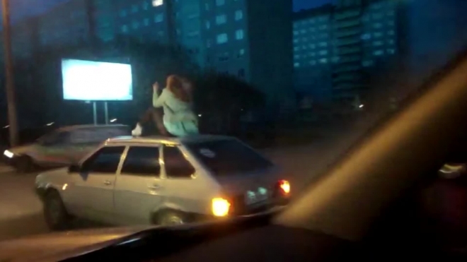 Девушка в Омске раскатывала на крыше автомобиля и махала руками
