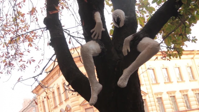 На Фестивале "Арт Проспект" у деревьев выросли ноги и руки, на столбах появилась паутина, а из пней вылезли металлические человечки