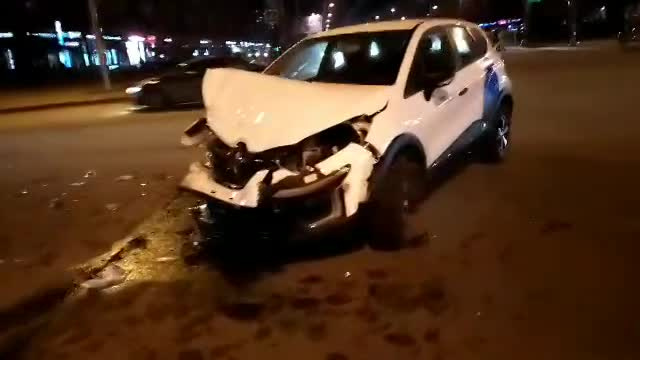 Видео: разбитое каршеринговое авто осталось посреди дороги после ДТП в Невском районе 