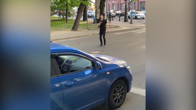 Видео: неизвестный решил развлечь водителей в пробке на Петроградке 