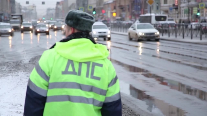 Водитель ВАЗа влетел в эвакуатор, грузящий автомобиль