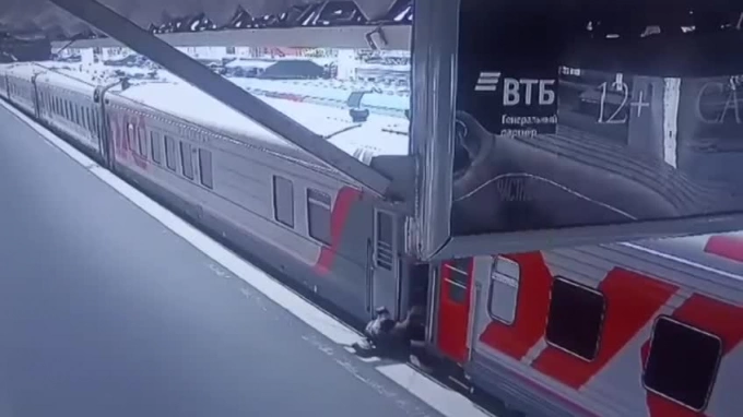 На Московском вокзале пассажир упал между поездом и платформой