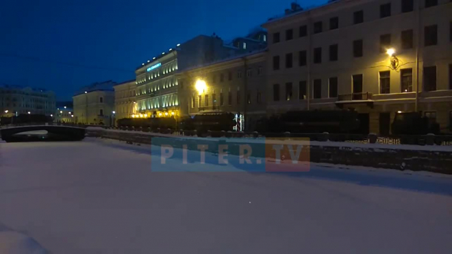 На набережной Мойки военная техника готовится к репетиции парада