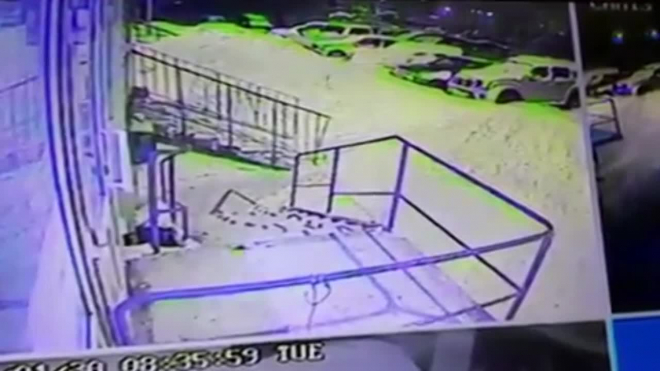 Видео из Магадана: Годовалая девочка получила травму головы после падения снега с крыши
