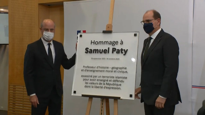 Власти Франции открыли мемориальную доску в честь убитого год назад учителя истории