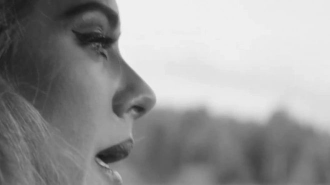 Адель выпустила новую песню и клип к ней впервые за 6 лет
