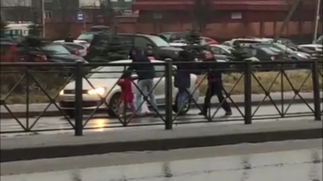 Видео из Всеволожска: Из-за 100 рублей водитель такси сбил мужчину на глазах у жены и ребенка