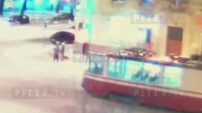 Появилось видео, как водитель сбил выходившего из трамвая 12-летнего петербуржца