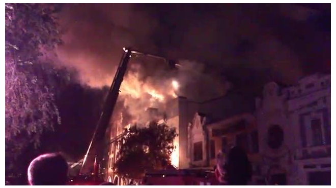 Пожар в саратовском ТЮЗе: крыша рухнула в зал