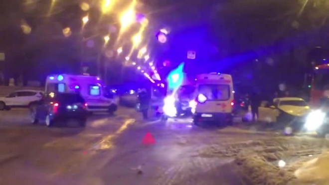 Ночью на севере Петербурга произошла серьезная авария с участием трех машин