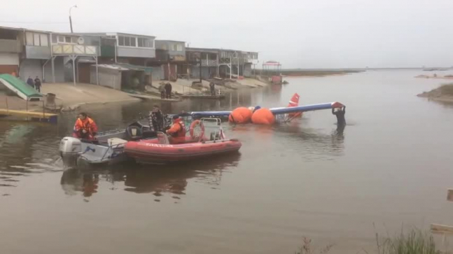 В Кронштадте достали из воды самолет, потерпевший крушение на мелководье
