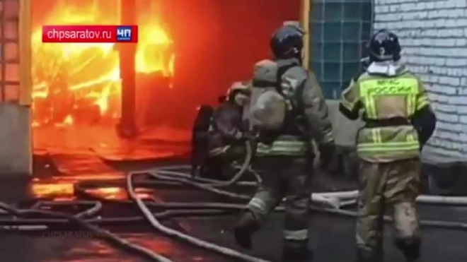 В Саратове загорелось здание станции техобслуживания