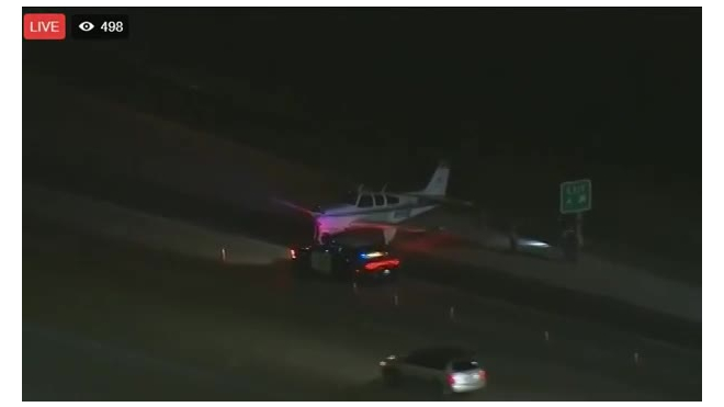 Видео из Калифорнии: Легкомоторный самолет сел на автомагистраль из-за неполадок