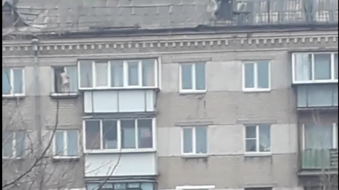 В Челябинске очевидцы шокированы от увиденного: девочка ходит по карнизу 5 этажа 