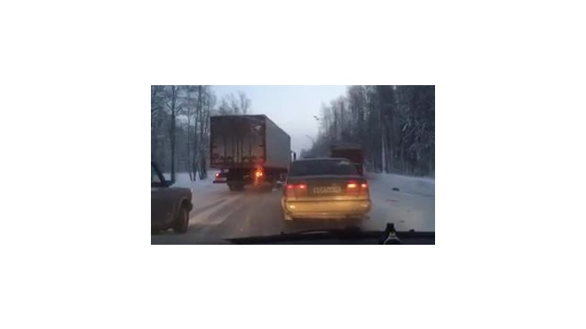 Видео: В массовом ДТП на трассе "Кола" столкнулись маршрутка и КАМАЗ