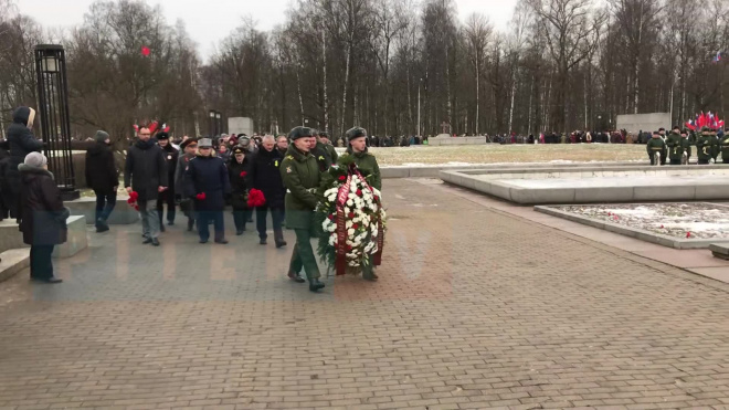 В День снятия блокады Ленинграда на Серафимовском кладбище возложили цветы 