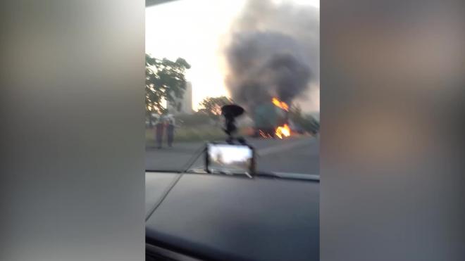 Видео: в Кировском районе Петербурга сгорел полуприцеп с кислотой