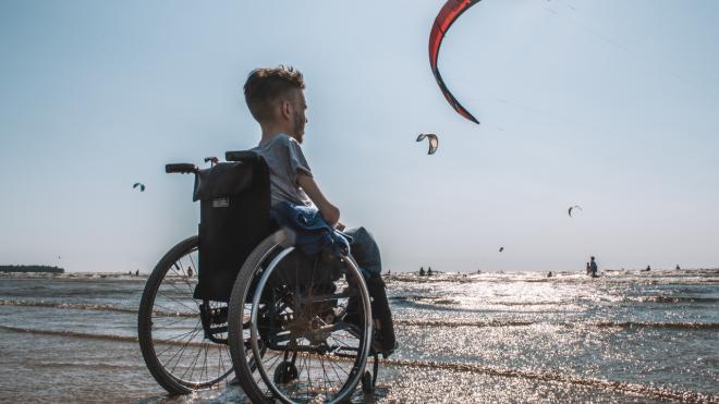 Петербуржец на инвалидной коляске пройдет от Парнаса до Петергофа