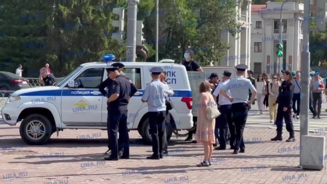 В Екатеринбурге на празднике в честь дня ВДВ задержали девушку в маске