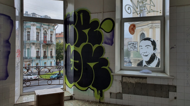 Стихийный "музей стрит-арта" в заброшке: петербуржцы обеспокоены судьбой старинного особняка на Чайковского