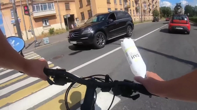Велосипедист решил наказать водителя "Мерседеса", бросившего бутылку на дорогу