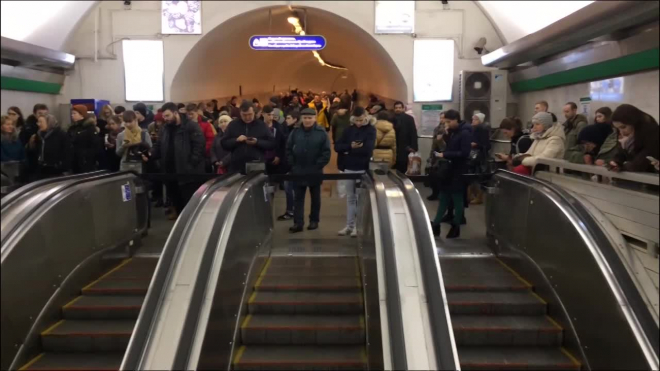 Метро "Невский проспект" закрыли для пассажиров