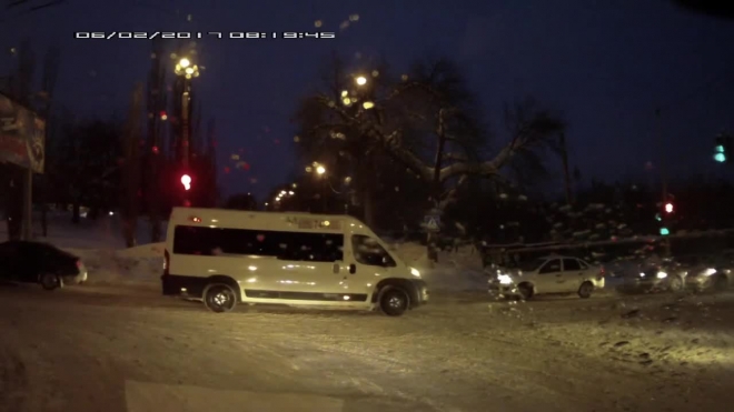Странное видео из Уфы: очевидцы опубликовали кадры необычного движения маршрутки