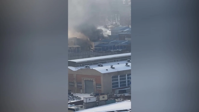 Во Владивостоке ликвидировали открытое горение на складе