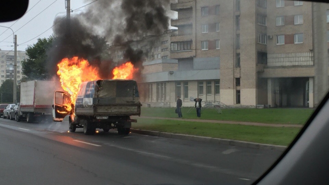 На проспекте Славы ГАЗель сгорела за несколько минут